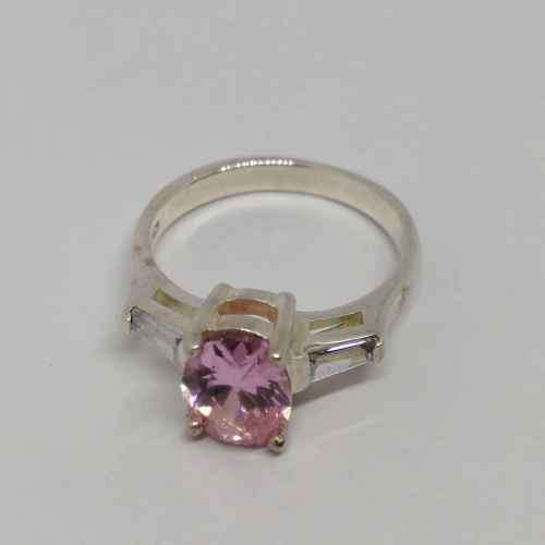Sterling silver ring with pink glass stone - weighs 3.9g - size N