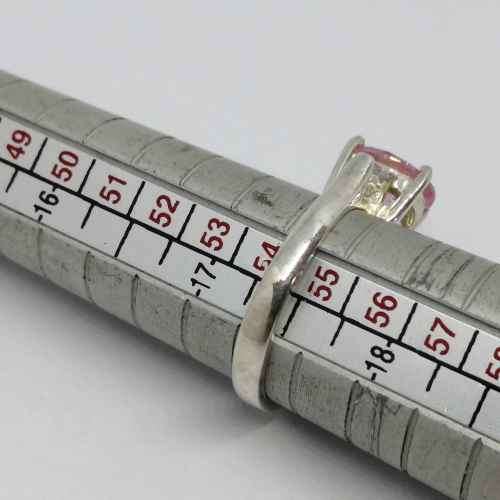 Sterling silver ring with pink glass stone - weighs 3.9g - size N