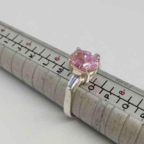 Sterling silver ring with pink glass stone - weighs 3.9g - size N
