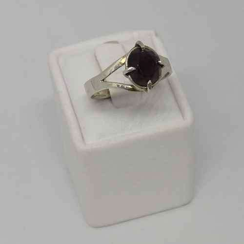 Sterling silver ring with garnet -weighs 2.5g - size O