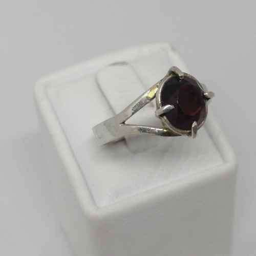 Sterling silver ring with garnet -weighs 2.5g - size O