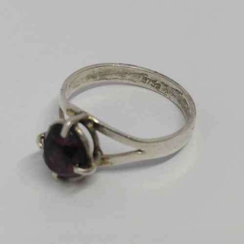 Sterling silver ring with garnet -weighs 2.5g - size O