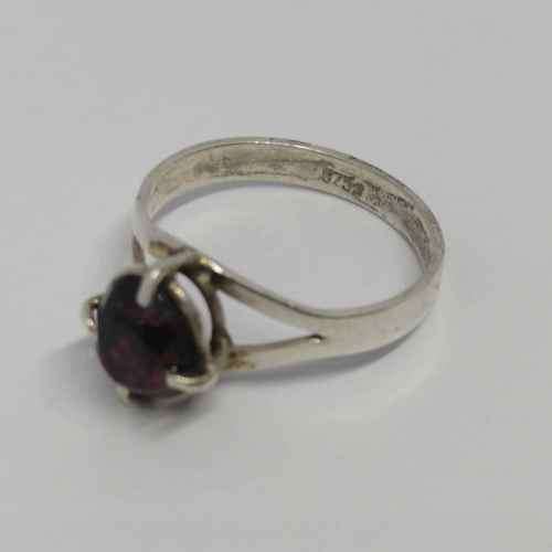 Sterling silver ring with garnet -weighs 2.5g - size O