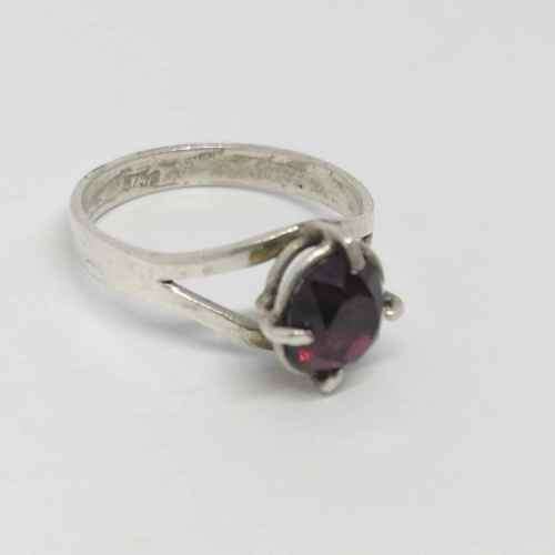 Sterling silver ring with garnet -weighs 2.5g - size O