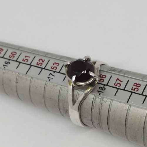 Sterling silver ring with garnet -weighs 2.5g - size O