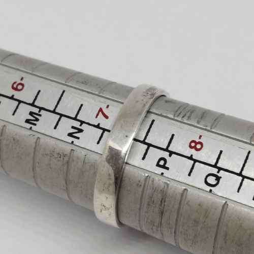 Sterling silver ring with garnet -weighs 2.5g - size O