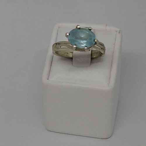 Sterling silver ring with light blue topaz - weighs 3.0g - size M