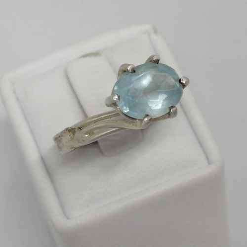 Sterling silver ring with light blue topaz - weighs 3.0g - size M