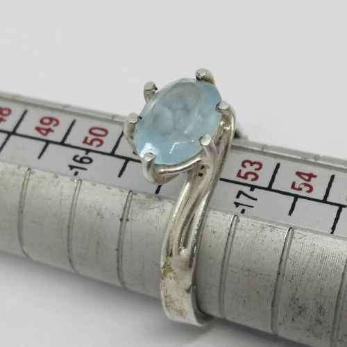 Sterling silver ring with light blue topaz - weighs 3.0g - size M