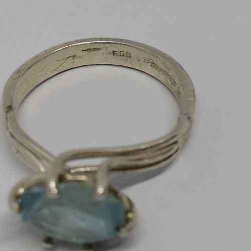 Sterling silver ring with light blue topaz - weighs 3.0g - size M