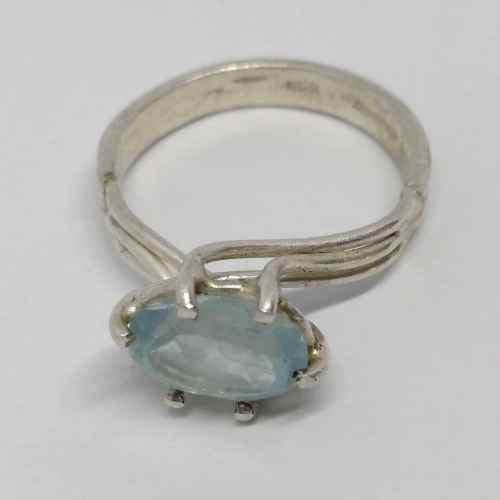 Sterling silver ring with light blue topaz - weighs 3.0g - size M