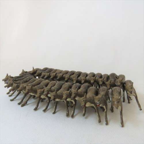 Pack of 29 vintage lead wolves