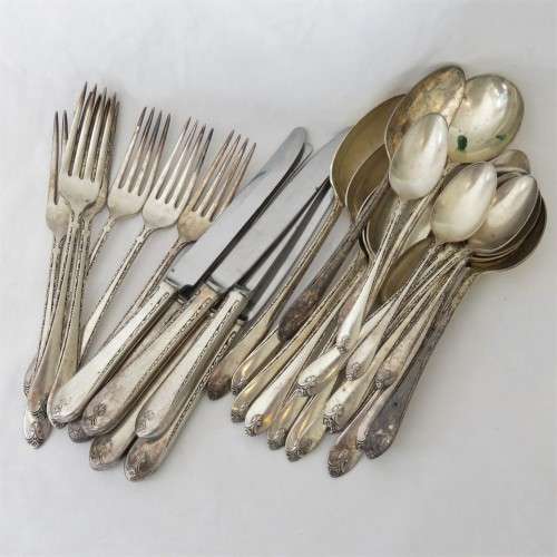 Lot of 31 pieces of cutlery all different sizes