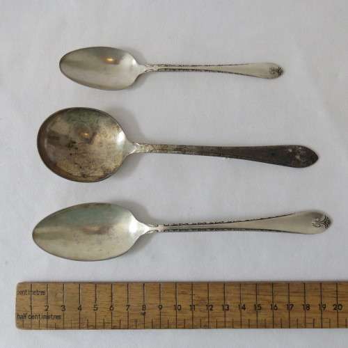 Lot of 31 pieces of cutlery all different sizes