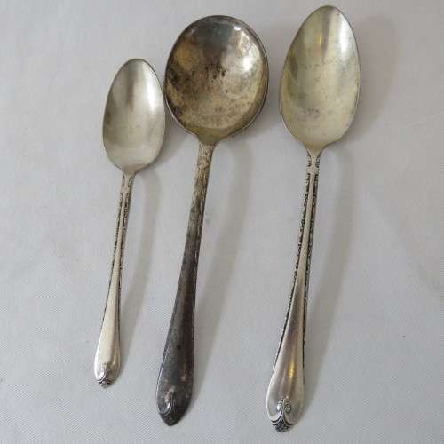 Lot of 31 pieces of cutlery all different sizes