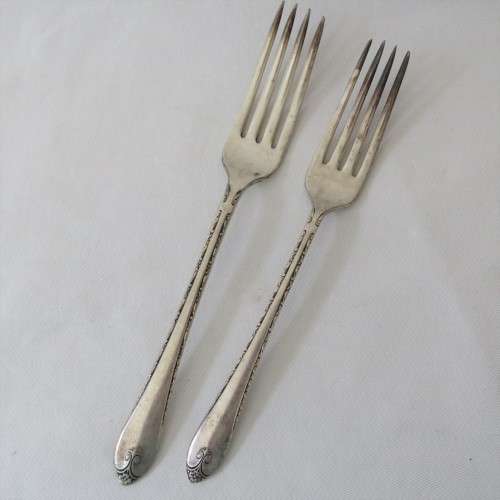 Lot of 31 pieces of cutlery all different sizes