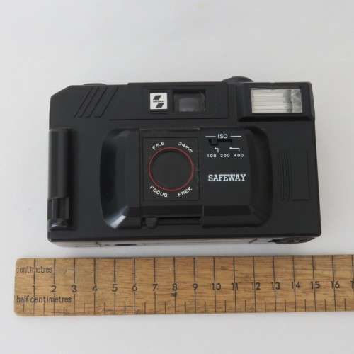 Pair of vintage Safeway and Kodak cameras - Takes rolls of film