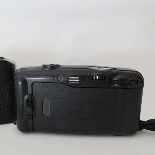 Pair of vintage Safeway and Kodak cameras - Takes rolls of film