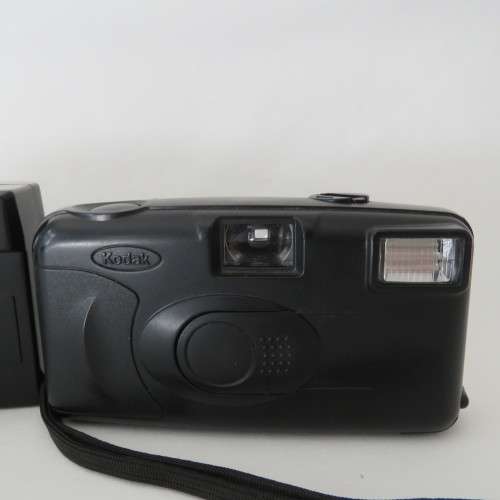 Pair of vintage Safeway and Kodak cameras - Takes rolls of film