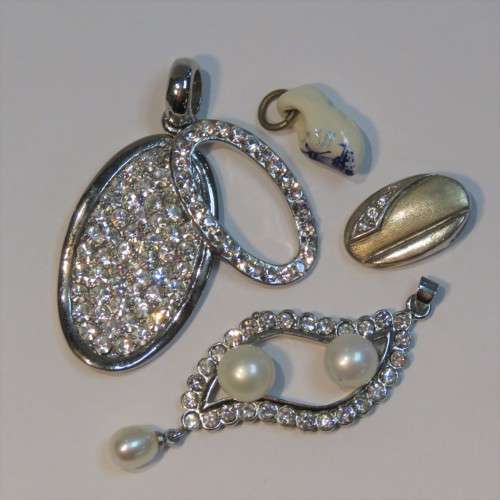 Costume jewellery lot of 4 vintage pendants