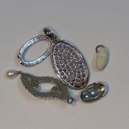 Costume jewellery lot of 4 vintage pendants