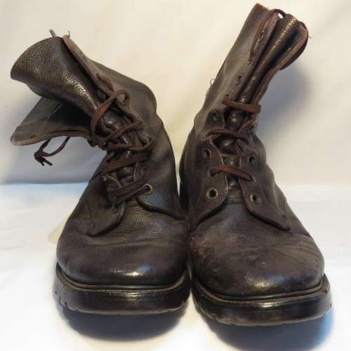 Pair of SADF leather boots - Size 277