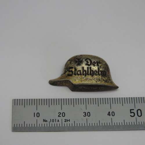 German Der Stahlhelm pin badge