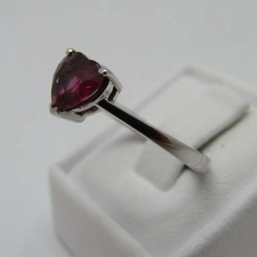 9kt White Gold ring with Rhodolite 1.48ct - weighs 2g - size M/7
