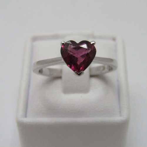 9kt White Gold ring with Rhodolite 1.48ct - weighs 2g - size M/7