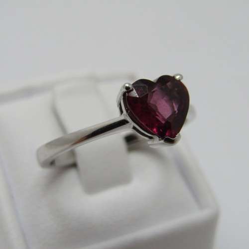 9kt White Gold ring with Rhodolite 1.48ct - weighs 2g - size M/7