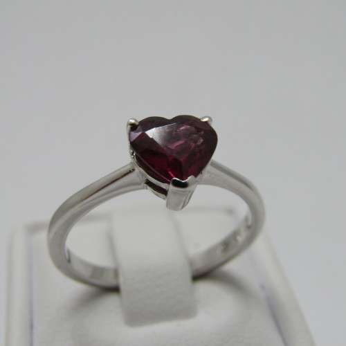 9kt White Gold ring with Rhodolite 1.48ct - weighs 2g - size M/7