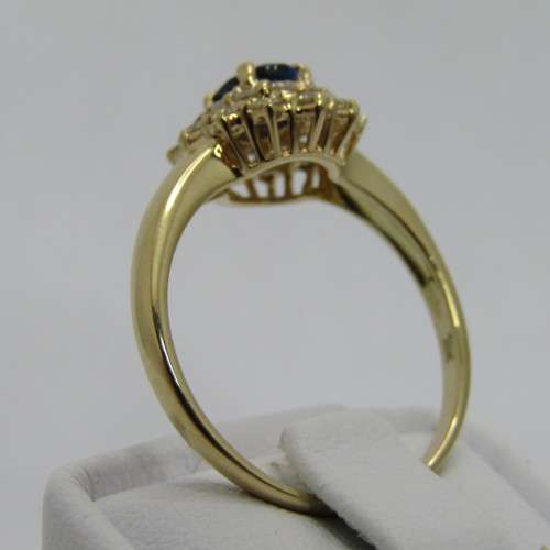18kt Gold diamond and Sapphire ring - 23 small diamonds - sapphire oval appr0.50ct - weighs 3.4g