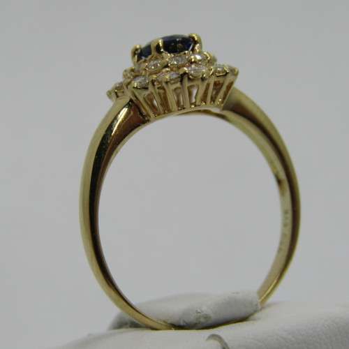 18kt Gold diamond and Sapphire ring - 23 small diamonds - sapphire oval appr0.50ct - weighs 3.4g