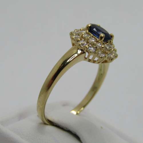 18kt Gold diamond and Sapphire ring - 23 small diamonds - sapphire oval appr0.50ct - weighs 3.4g
