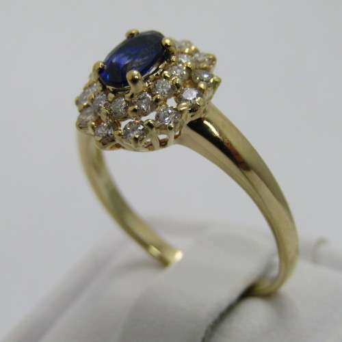 18kt Gold diamond and Sapphire ring - 23 small diamonds - sapphire oval appr0.50ct - weighs 3.4g