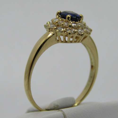 18kt Gold diamond and Sapphire ring - 23 small diamonds - sapphire oval appr0.50ct - weighs 3.4g