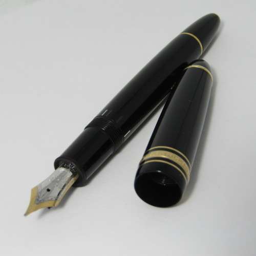 Original Mont Blanc Meisterstruck No. 146 fountain pen with 14kt gold nib in box with paperwork - se