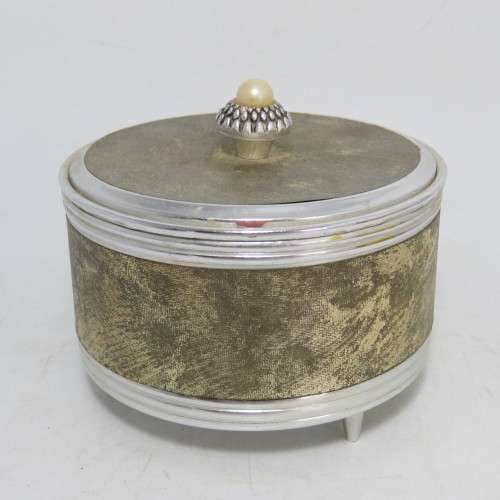 Vintage Romance de Amor musical powder compact