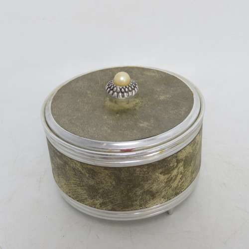 Vintage Romance de Amor musical powder compact