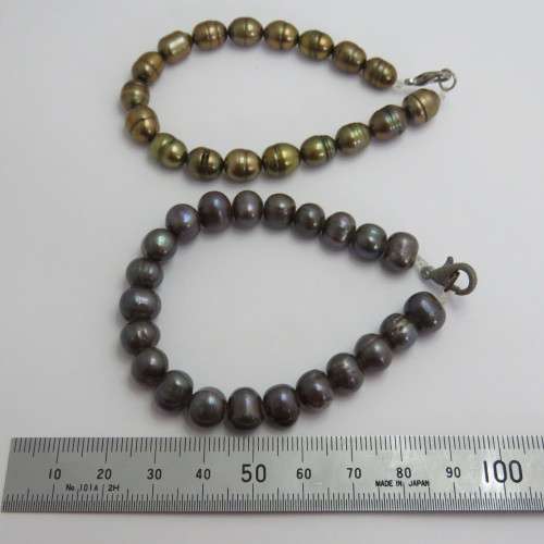 Pair of cultured pearls bracelets - One clasp rusted