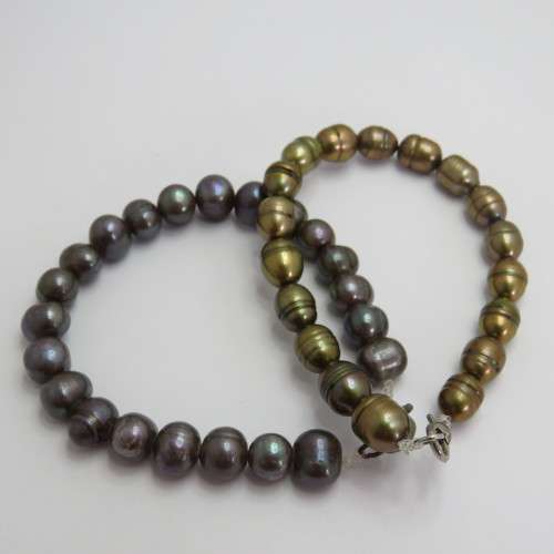 Pair of cultured pearls bracelets - One clasp rusted