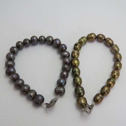 Pair of cultured pearls bracelets - One clasp rusted