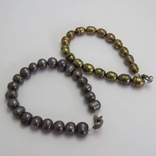 Pair of cultured pearls bracelets - One clasp rusted