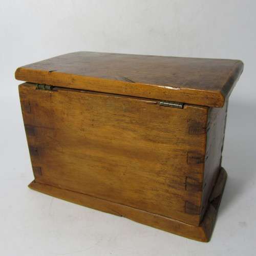 Boer War POW trench art wooden box - marked D.R. de Wet, Bermuda, 1-4-1902