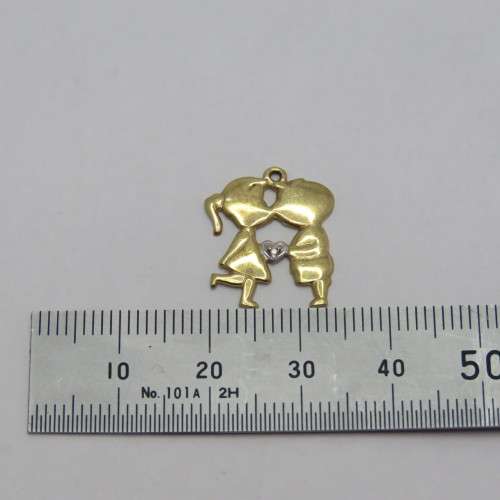 9kt Gold kissing boy and girl charm - Weighs 1,3 g