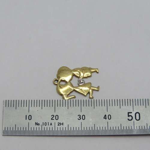 9kt Gold kissing boy and girl charm - Weighs 1,3 g