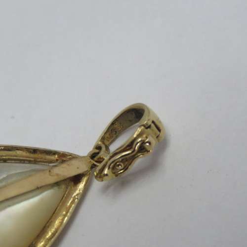 14kt Gold mabe pearl pendant - Weighs 3,4 g