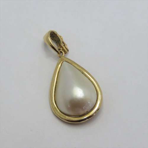 14kt Gold mabe pearl pendant - Weighs 3,4 g