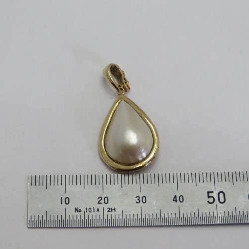 14kt Gold mabe pearl pendant - Weighs 3,4 g