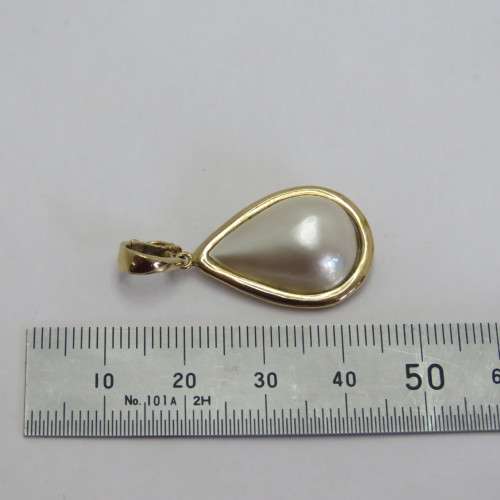 14kt Gold mabe pearl pendant - Weighs 3,4 g